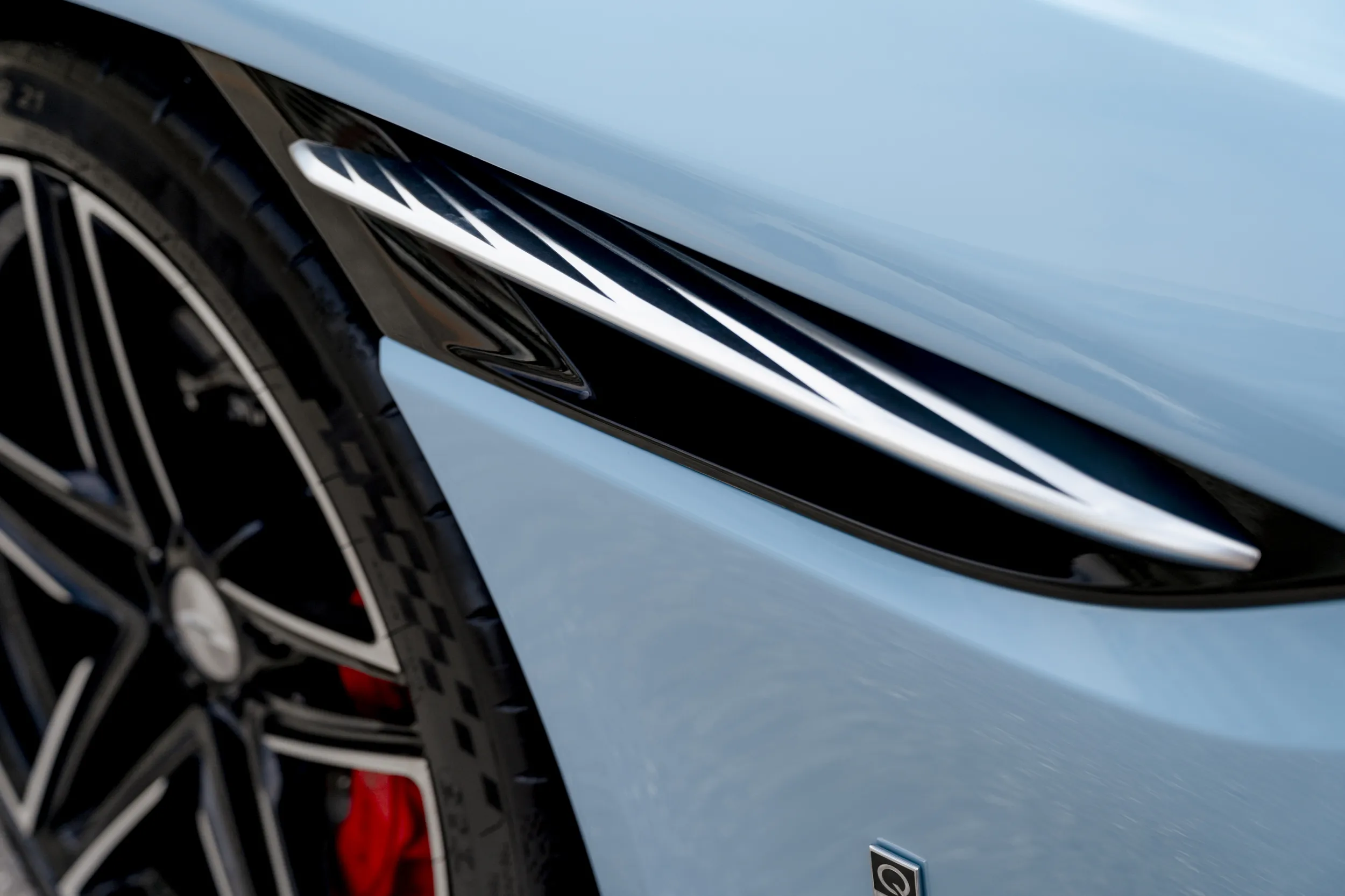 Aston Martin DB12 Volante Palm Beach Edition