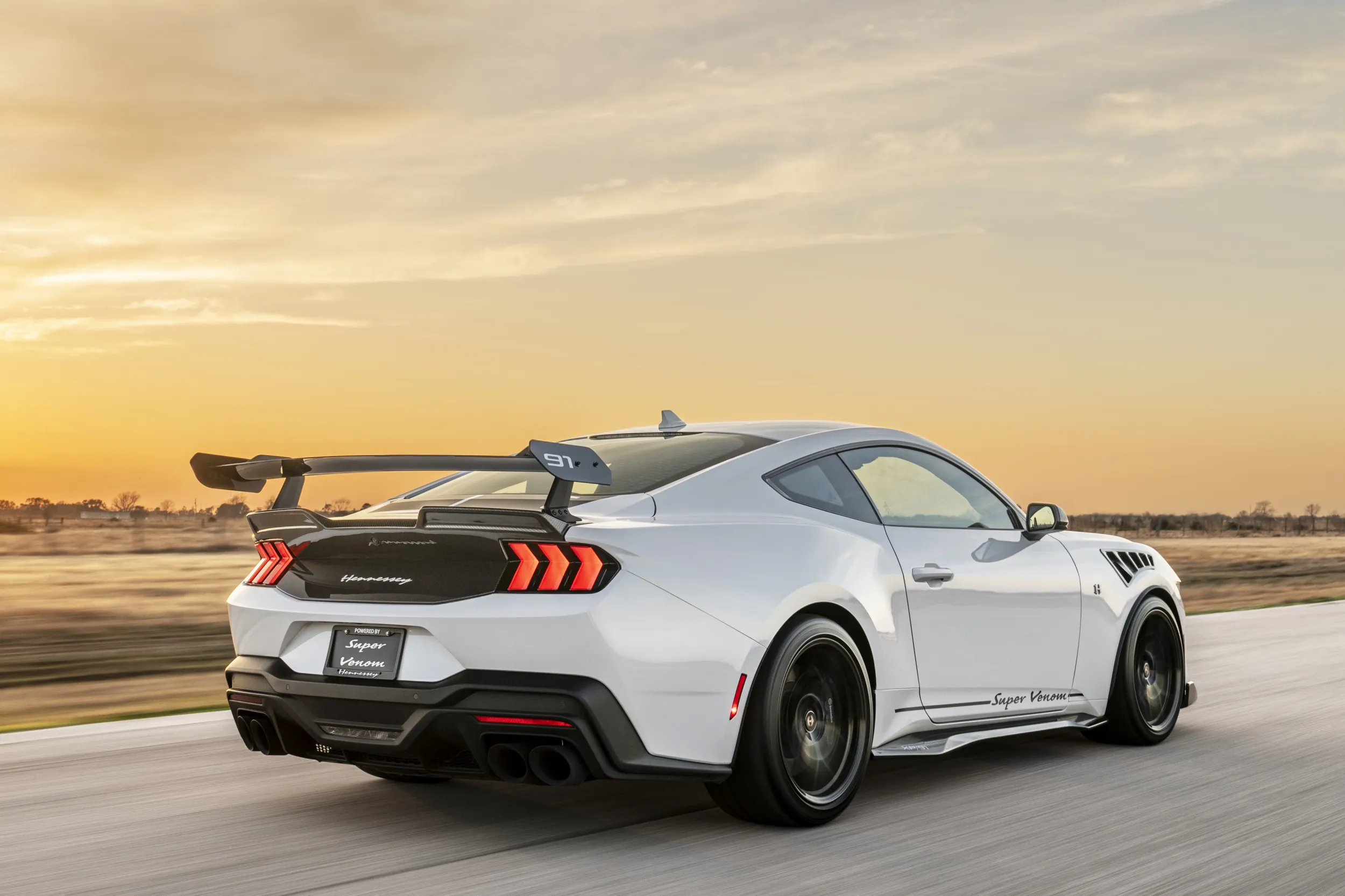 Hennessey SUPER VENOM Mustang Dark Horse