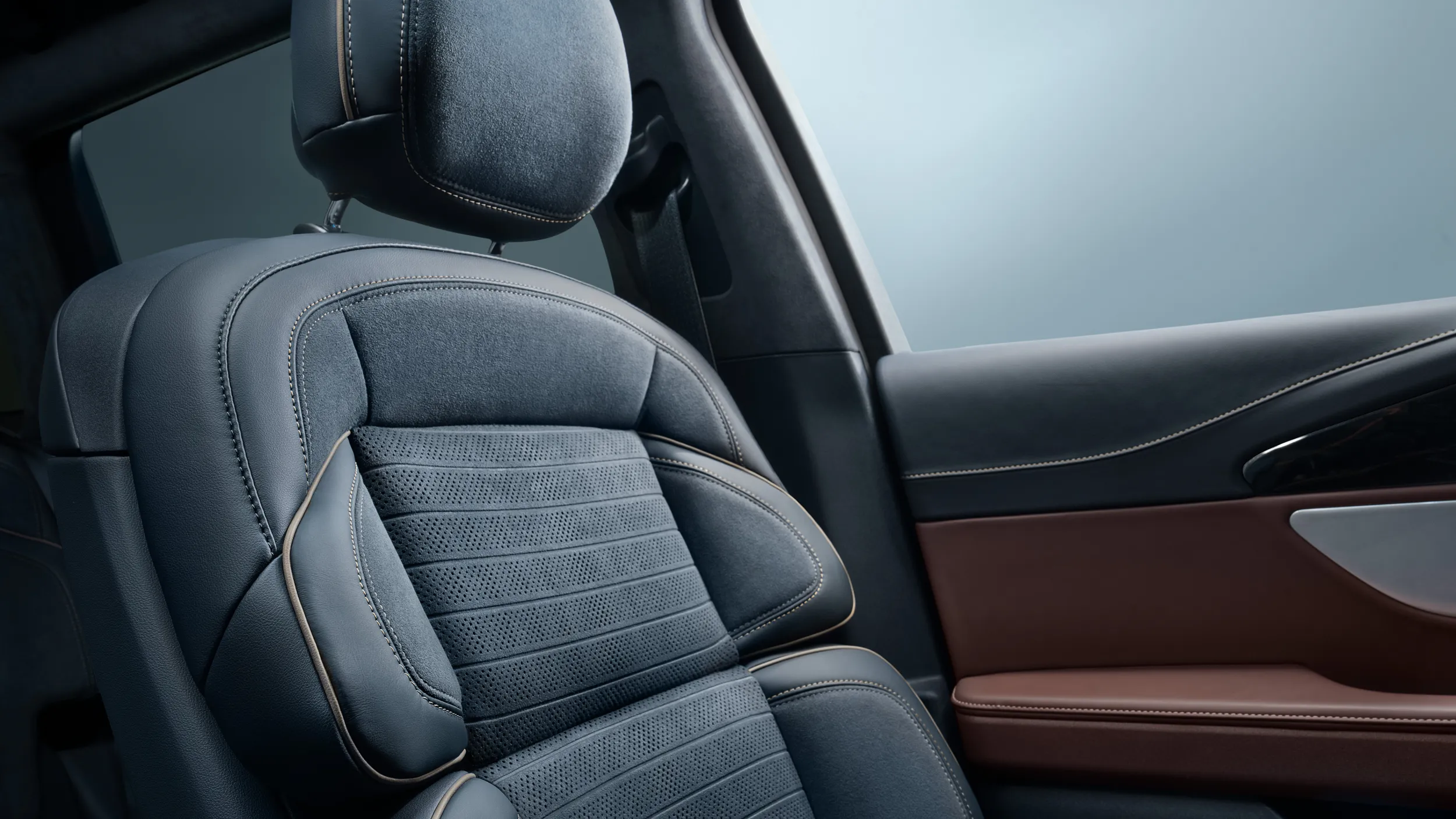 Lincoln Launches New Aurora Black Label Theme