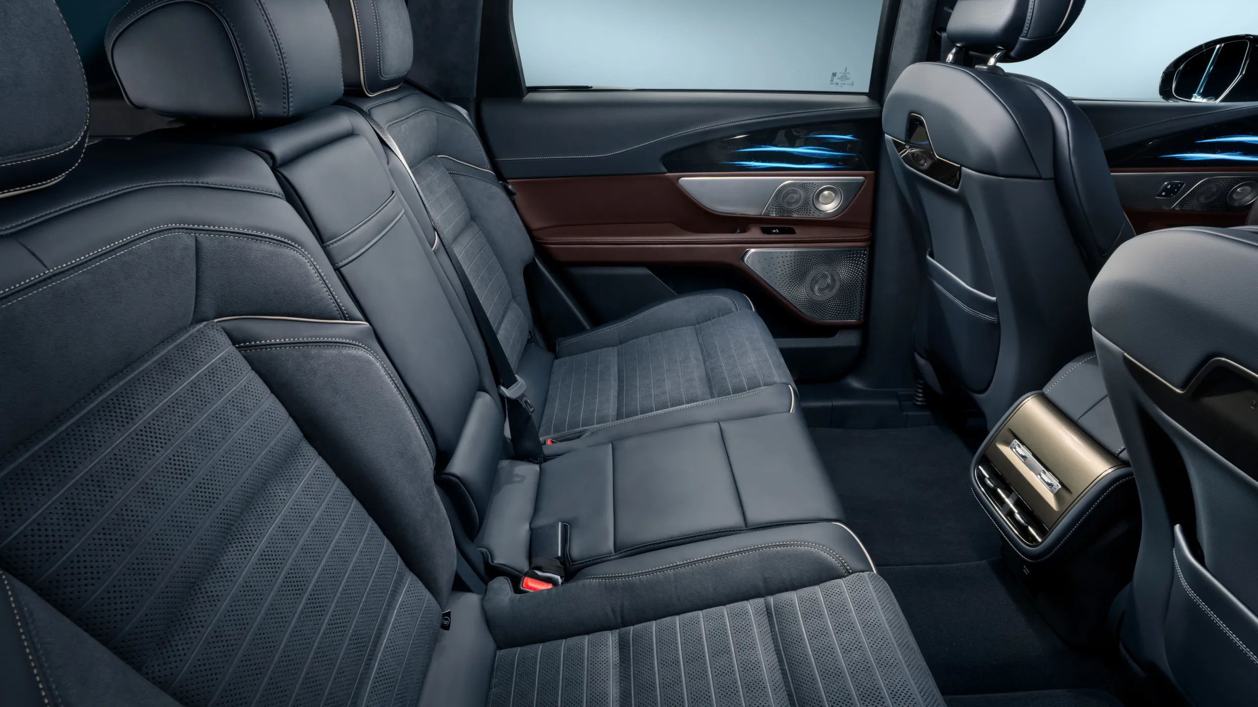 Lincoln Launches New Aurora Black Label Theme