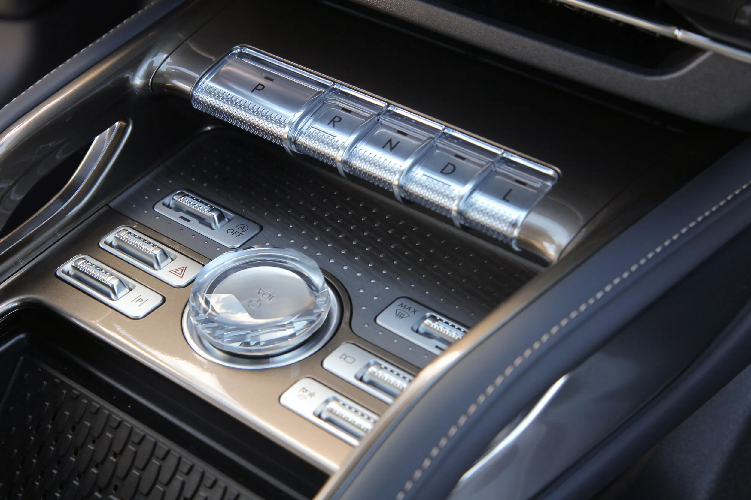 Lincoln Launches New Aurora Black Label Theme
