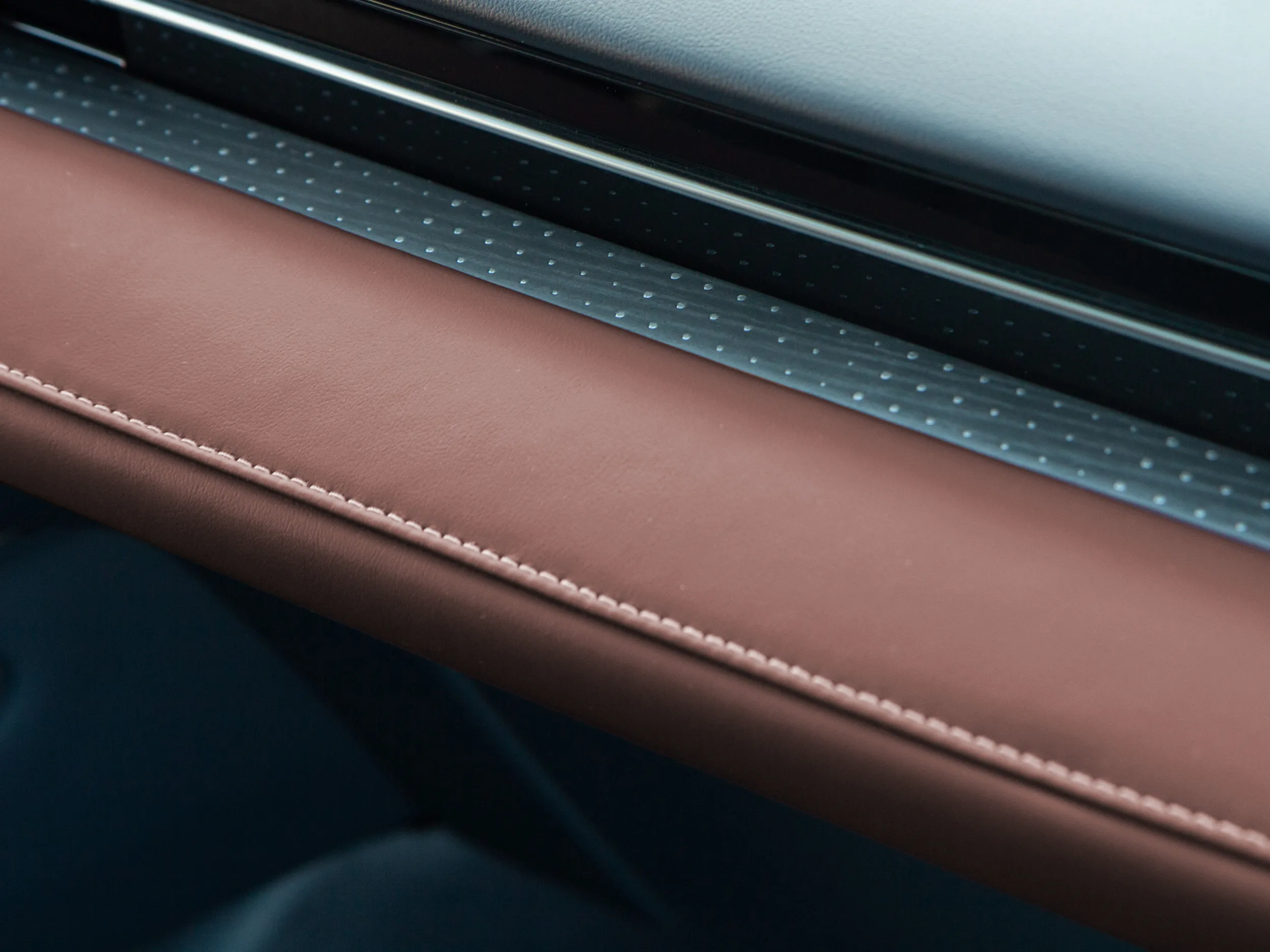 Lincoln Launches New Aurora Black Label Theme