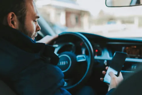 auto.pub A person phoning at the wheel 16.07.25