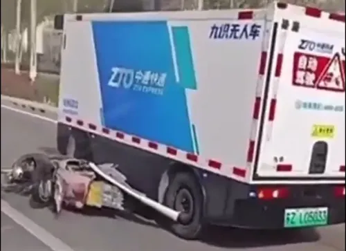 auto.pub Chinese delivery robots 17.01.26