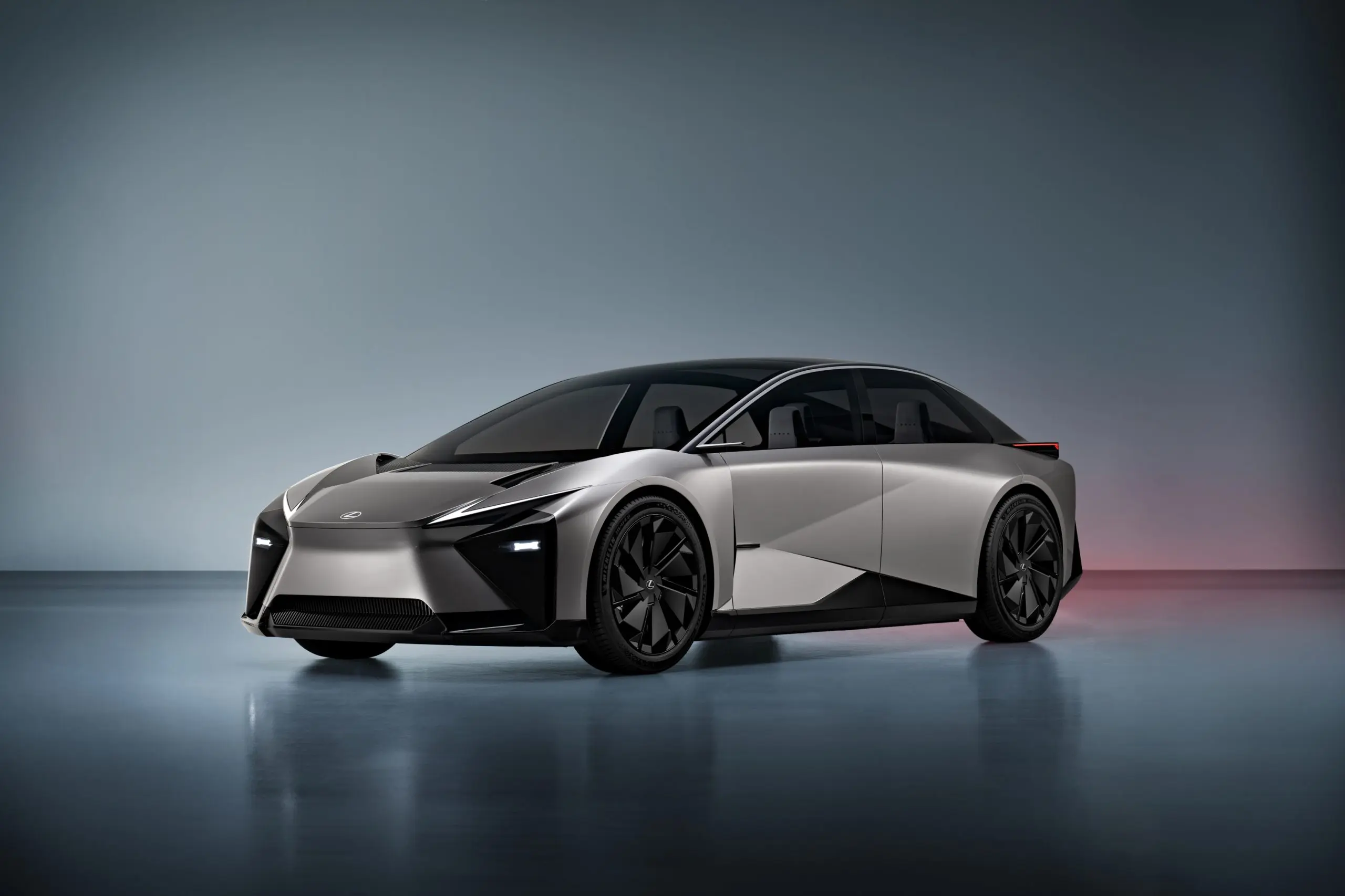 Toyota vahetab Lexuse 1000 km elektrisedaani linnamaasturi vastu – auto.pub