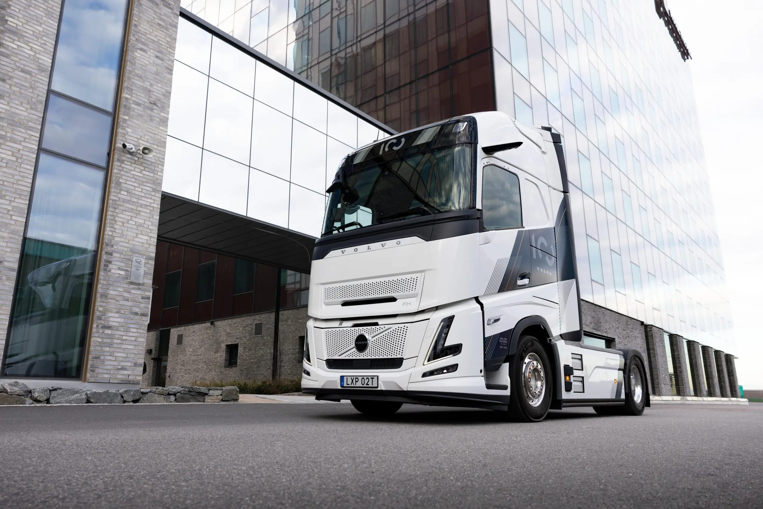 Volvo tähistab 100. aastapäeva FH eriseeriaga – auto.pub