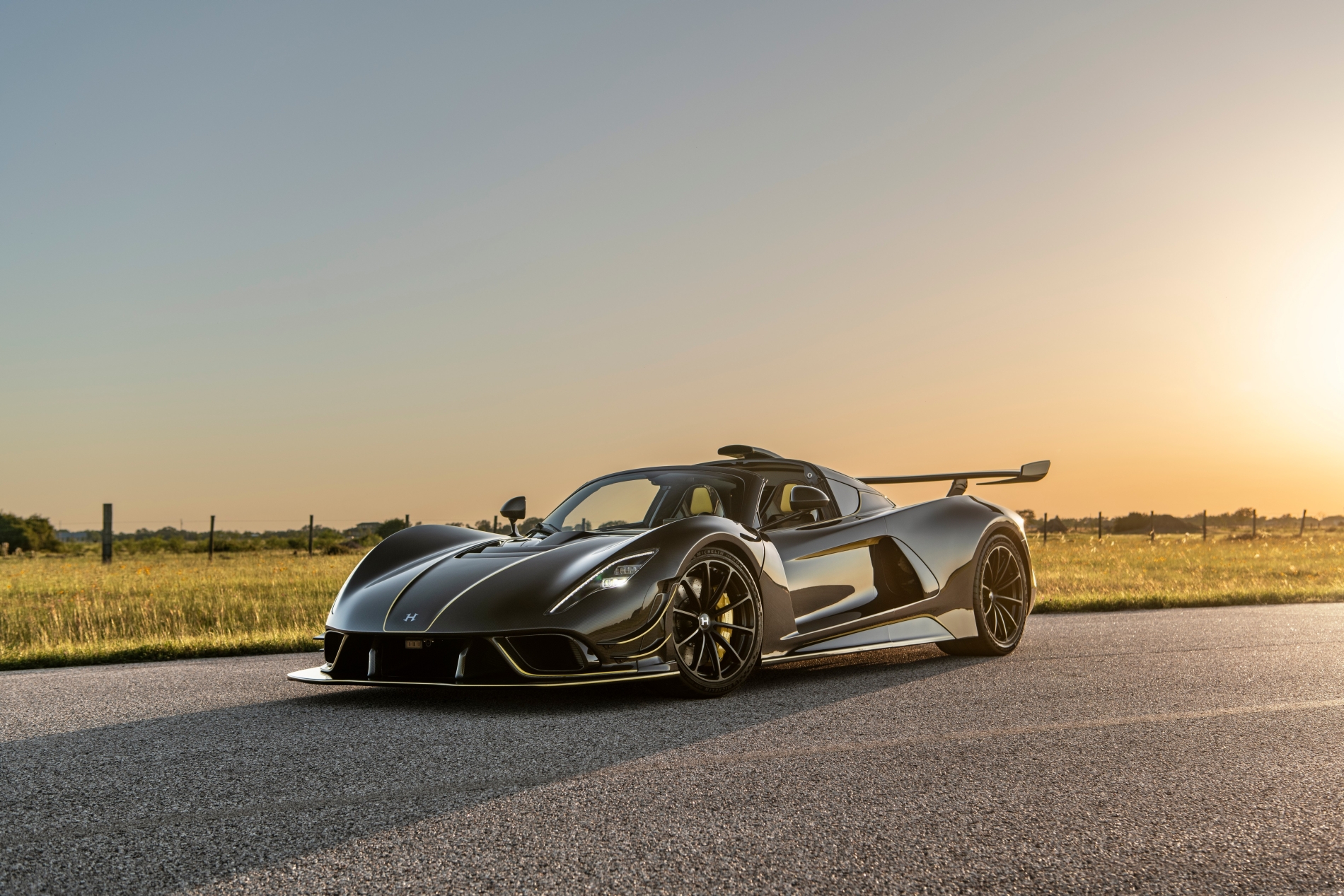 Hennessey reveals Venom F5 hypercar in bare carbon – auto.pub