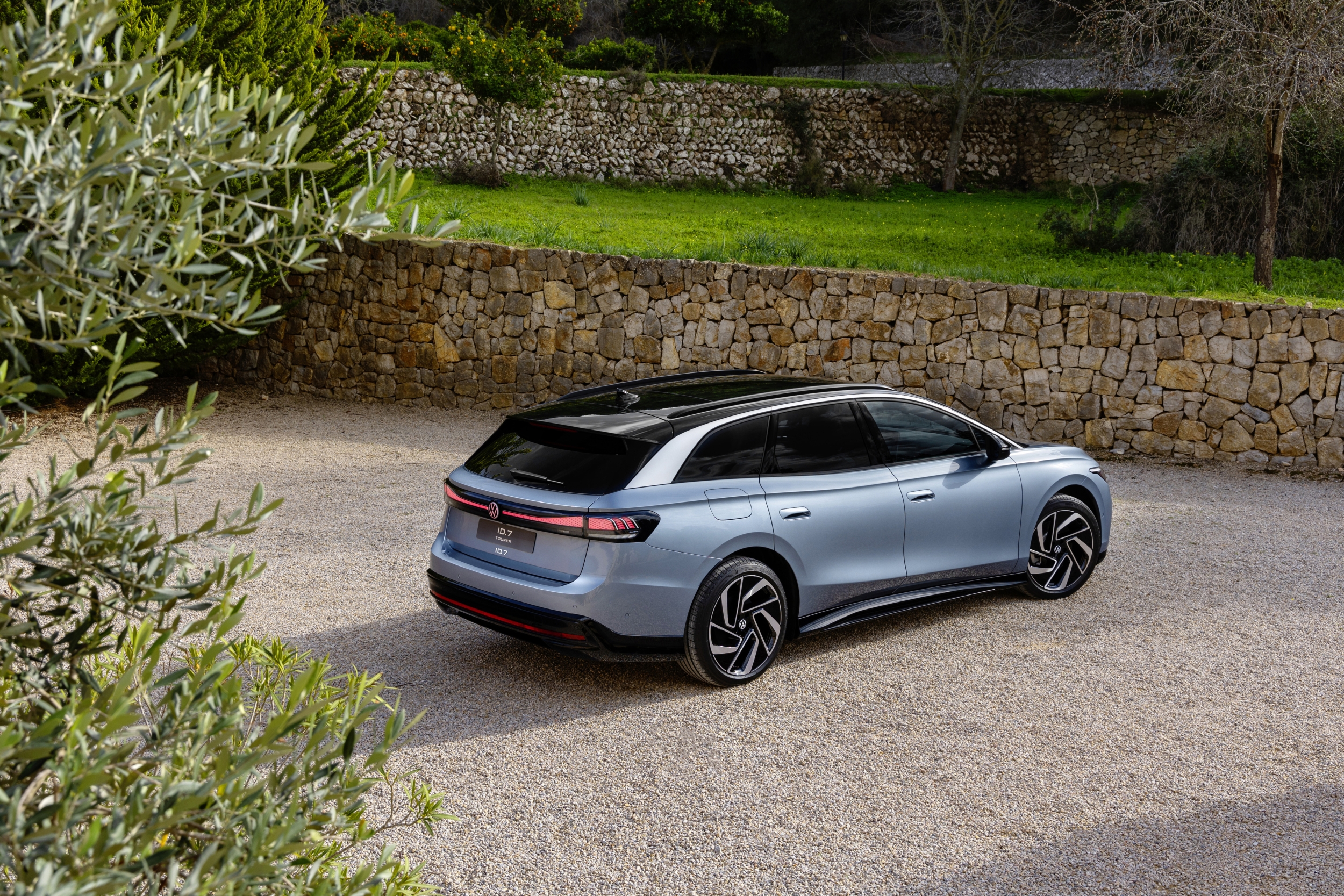 Volkswagen's New Estate Electric Vehicle, the ID.7 Tourer, Offers Up to 685 Kilometers of Range on a Single Charge – auto.pub