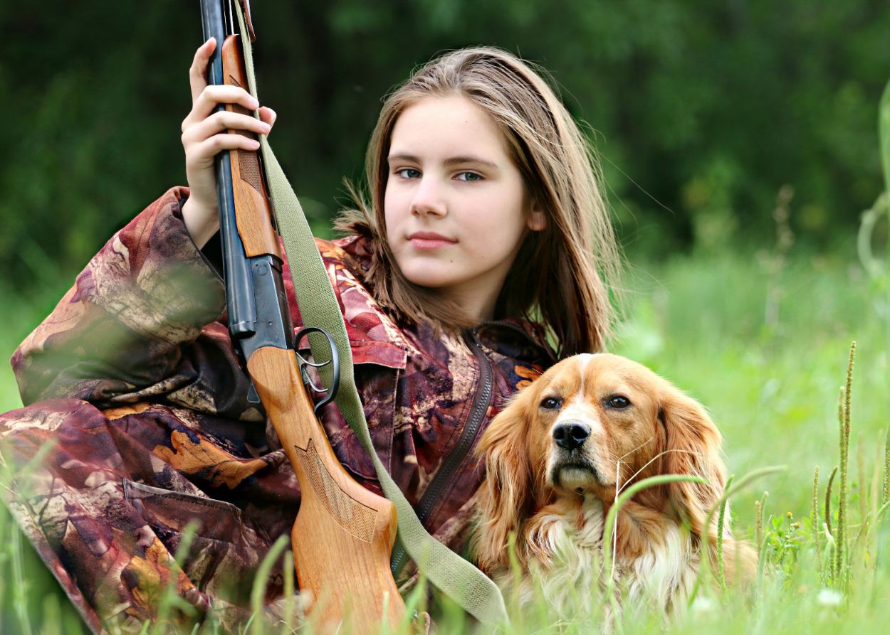 .Tüdruk, relv, koer