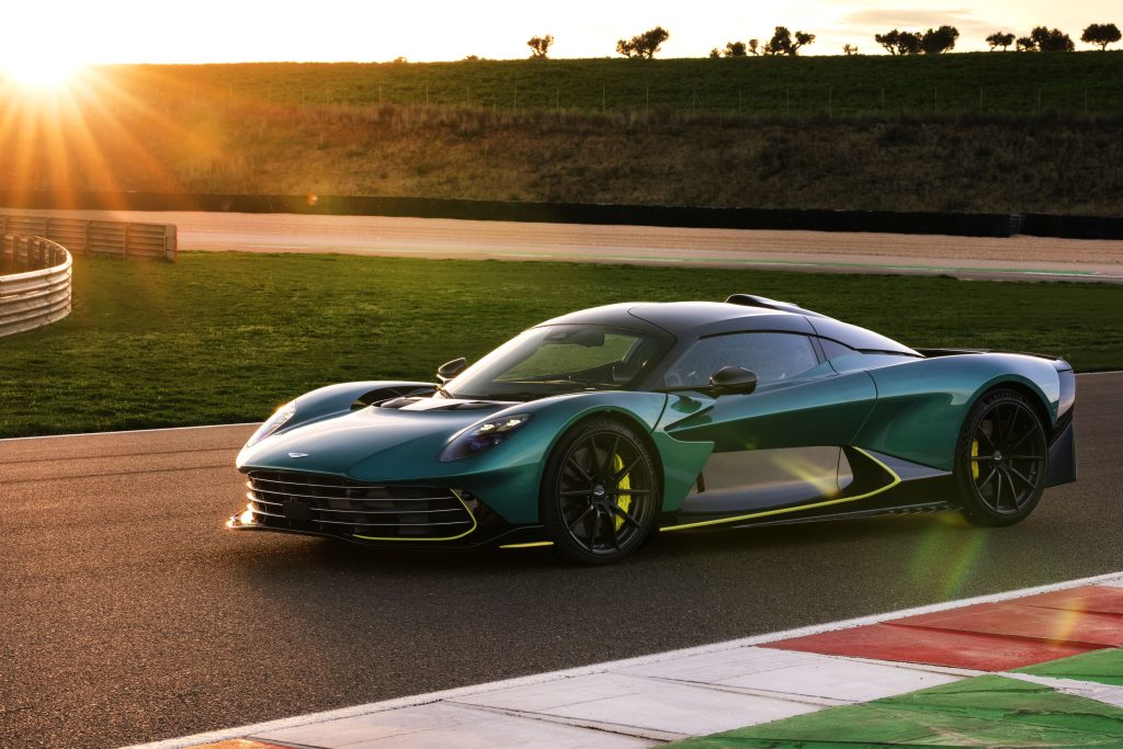 Aston Martin seob kolm DB12 S-i 1950. aasta Le Mansi võidusõiduautodega